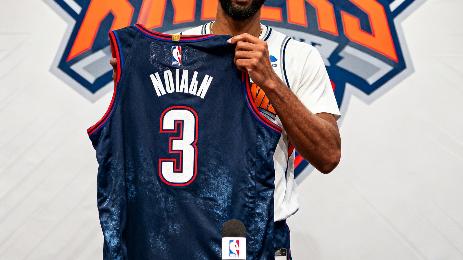 NBA重磅转会新闻配图，球员身披新球队球衣在新闻发布会上展示，背景为球队Logo墙
